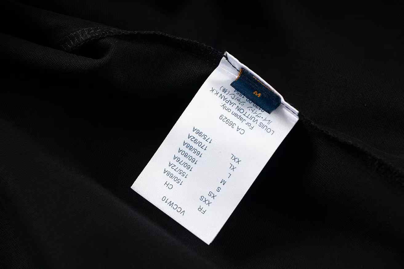 Camiseta con estampado artístico