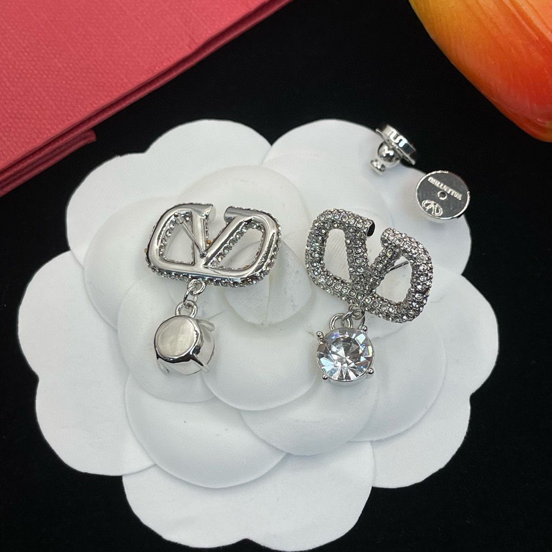 Boucles d'oreilles lettre V entièrement serties de diamants
