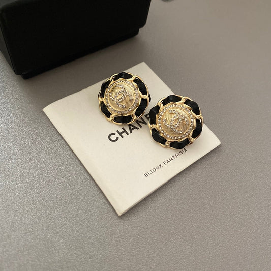 Pendientes de cuero negro y dorado