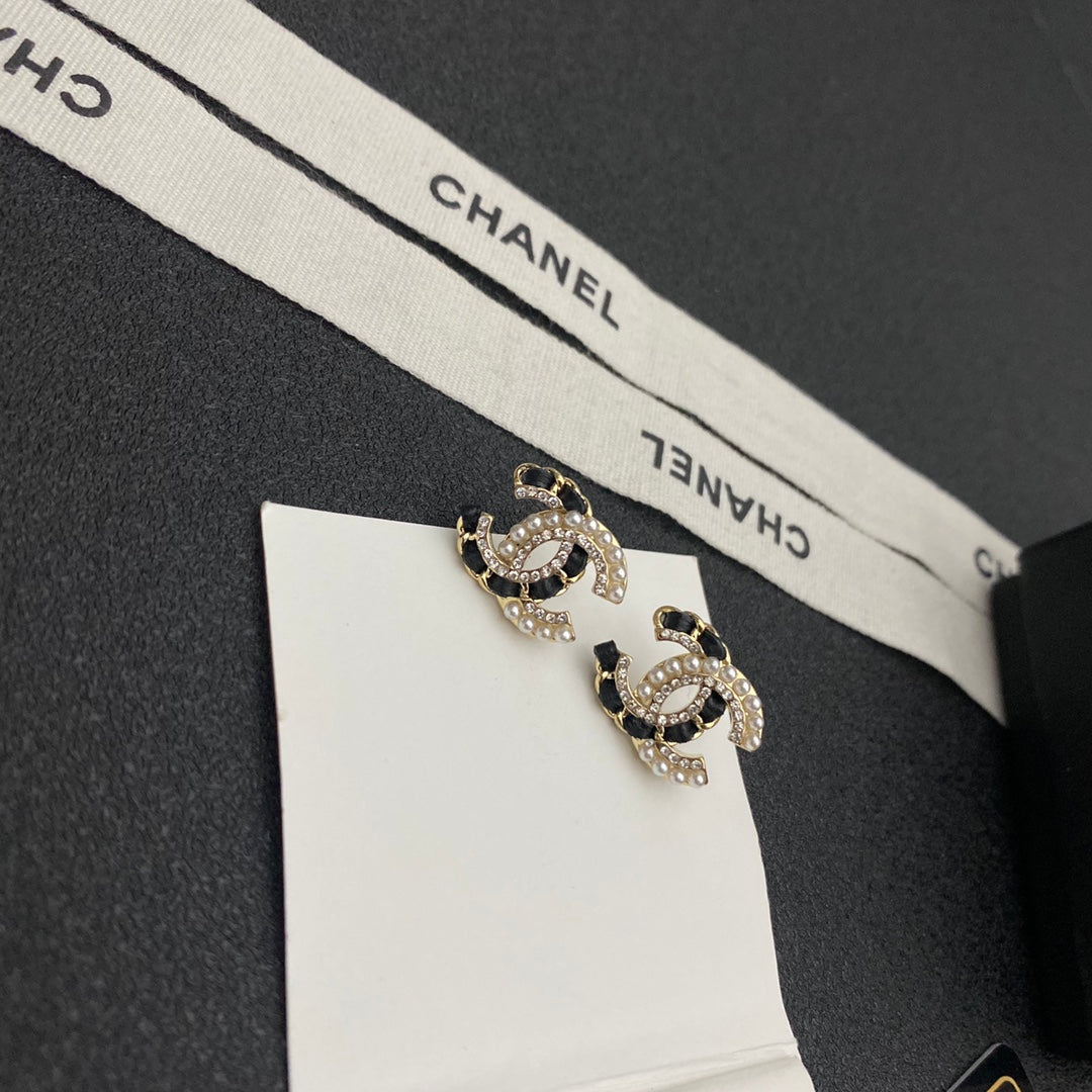 Boucles d'oreilles clous en cuir perle diamant étincelant