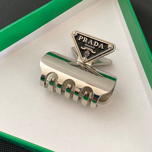 Pasador de pelo de metal con logo triangular