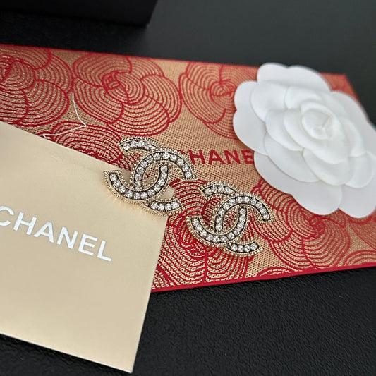 Puces d'oreilles clous vintage à logo entièrement serties de diamants