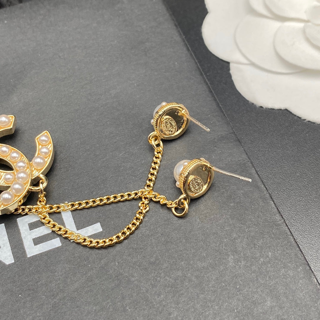 Pendientes de cadena con colgante de letras de perlas