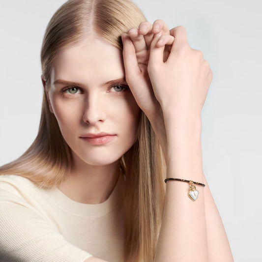 Pulsera de cuero con candado en forma de corazón