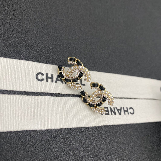 Pendientes de cuero con perlas y diamantes brillantes