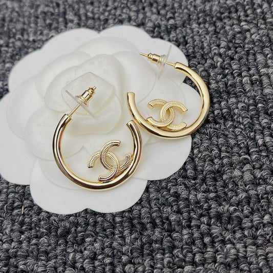 Pendientes de media argolla de oro premium