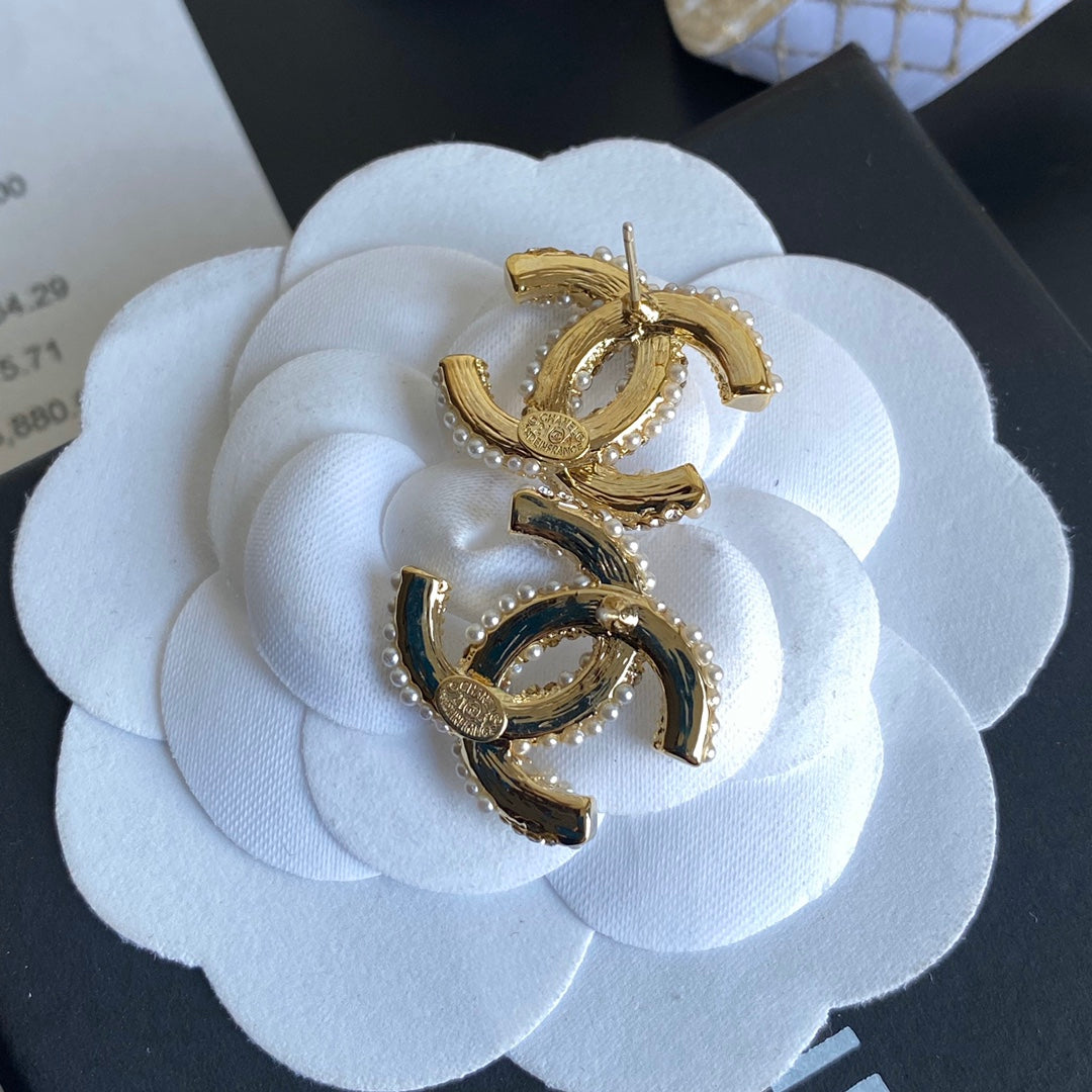 Boucles d'oreilles clous élégantes avec perles et lettres