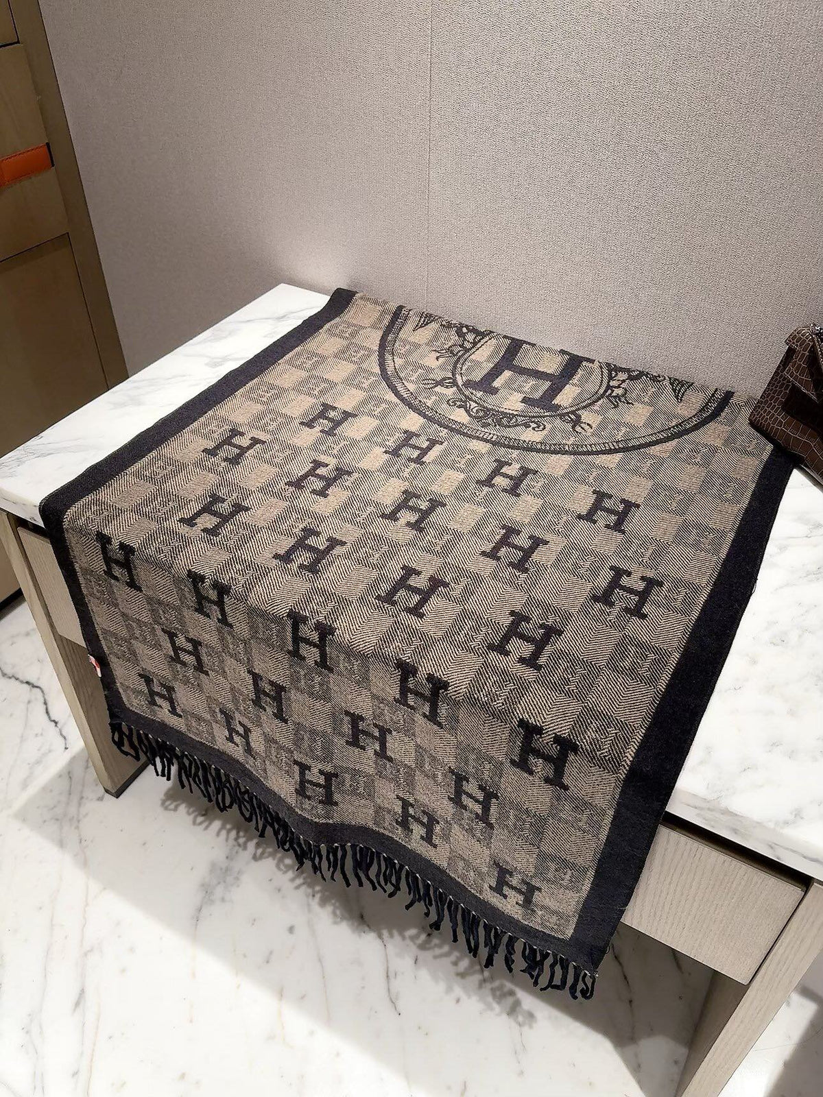 2026 New Checkered Cashmere Scarf – Elegant Autumn/Winter Essential