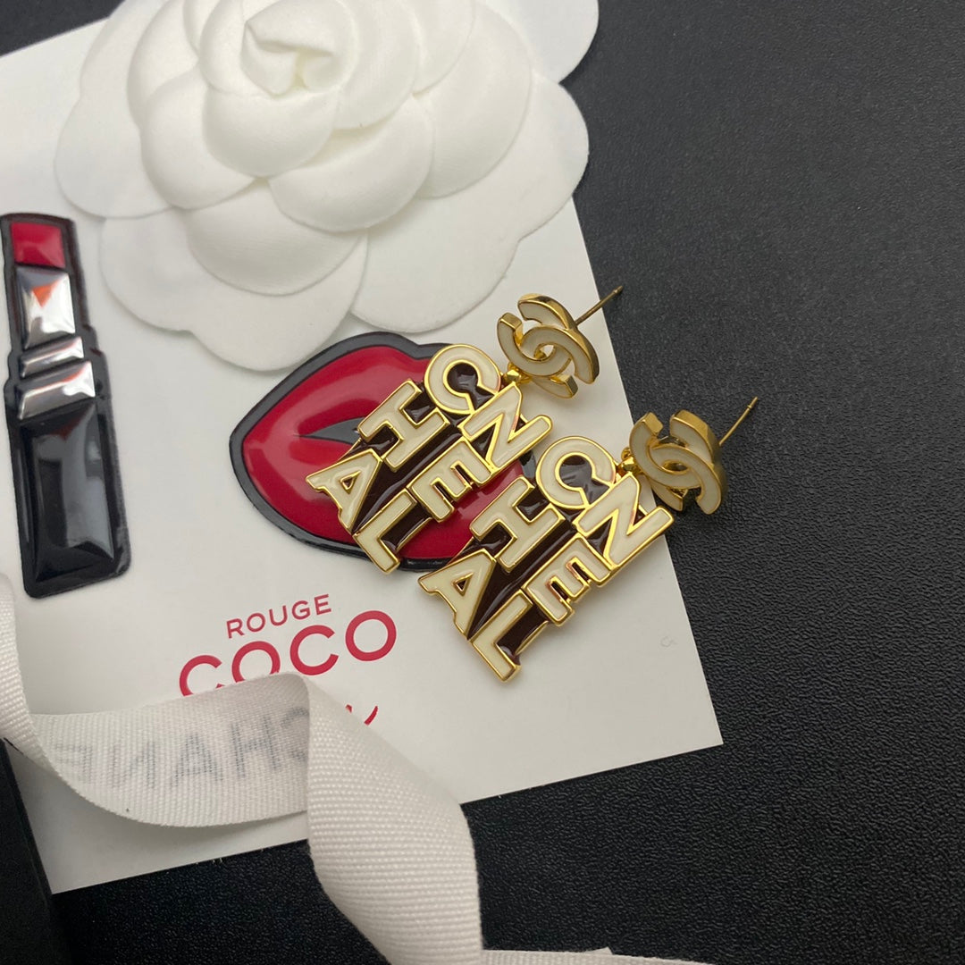 Pendientes con logotipo de letra y pegamento.
