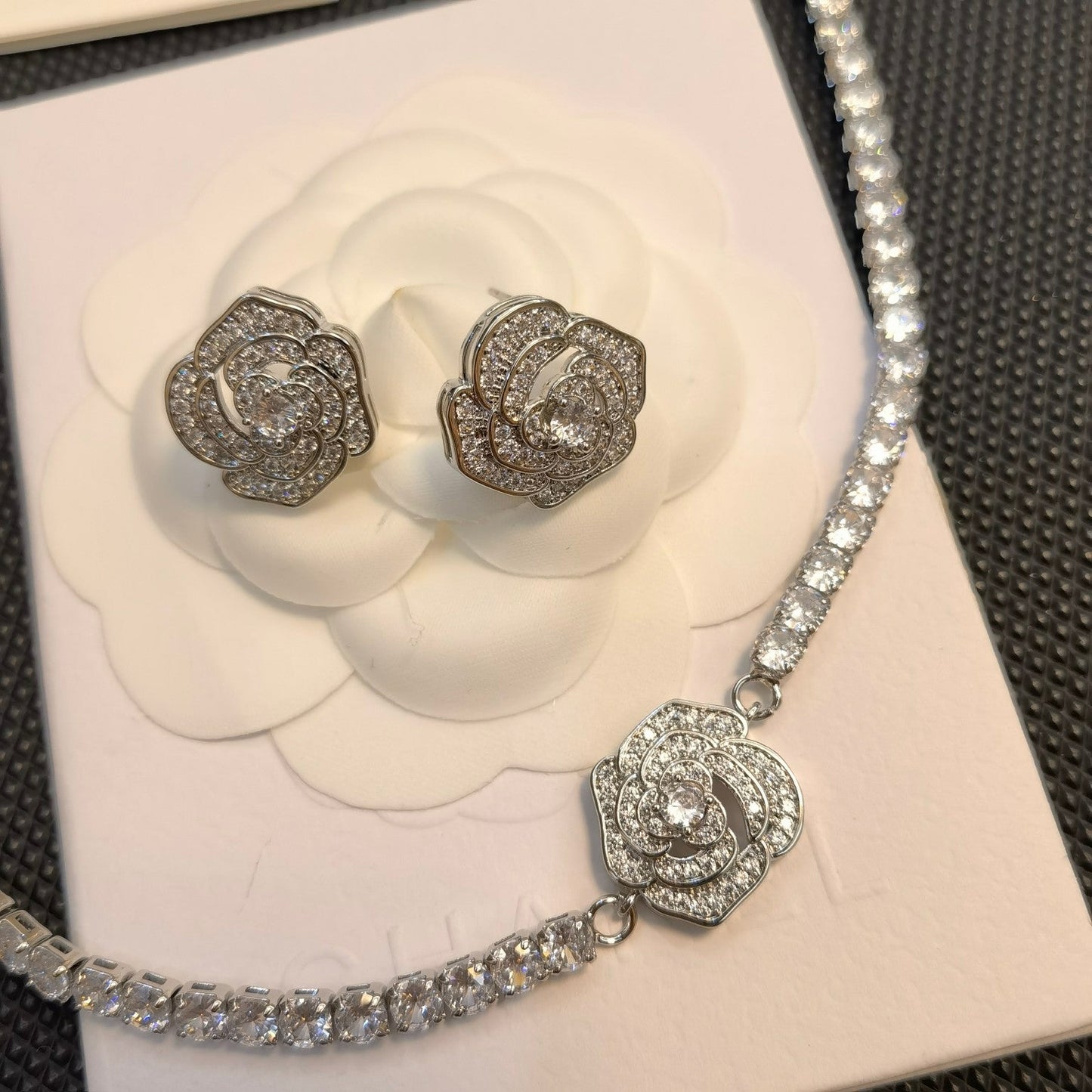 Elegantes Pendientes de Flores con Diamantes