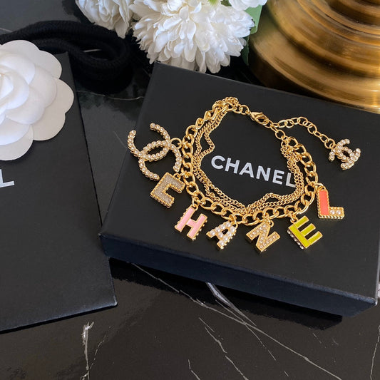 Pulsera Ajustable con Dije de Letra Premium