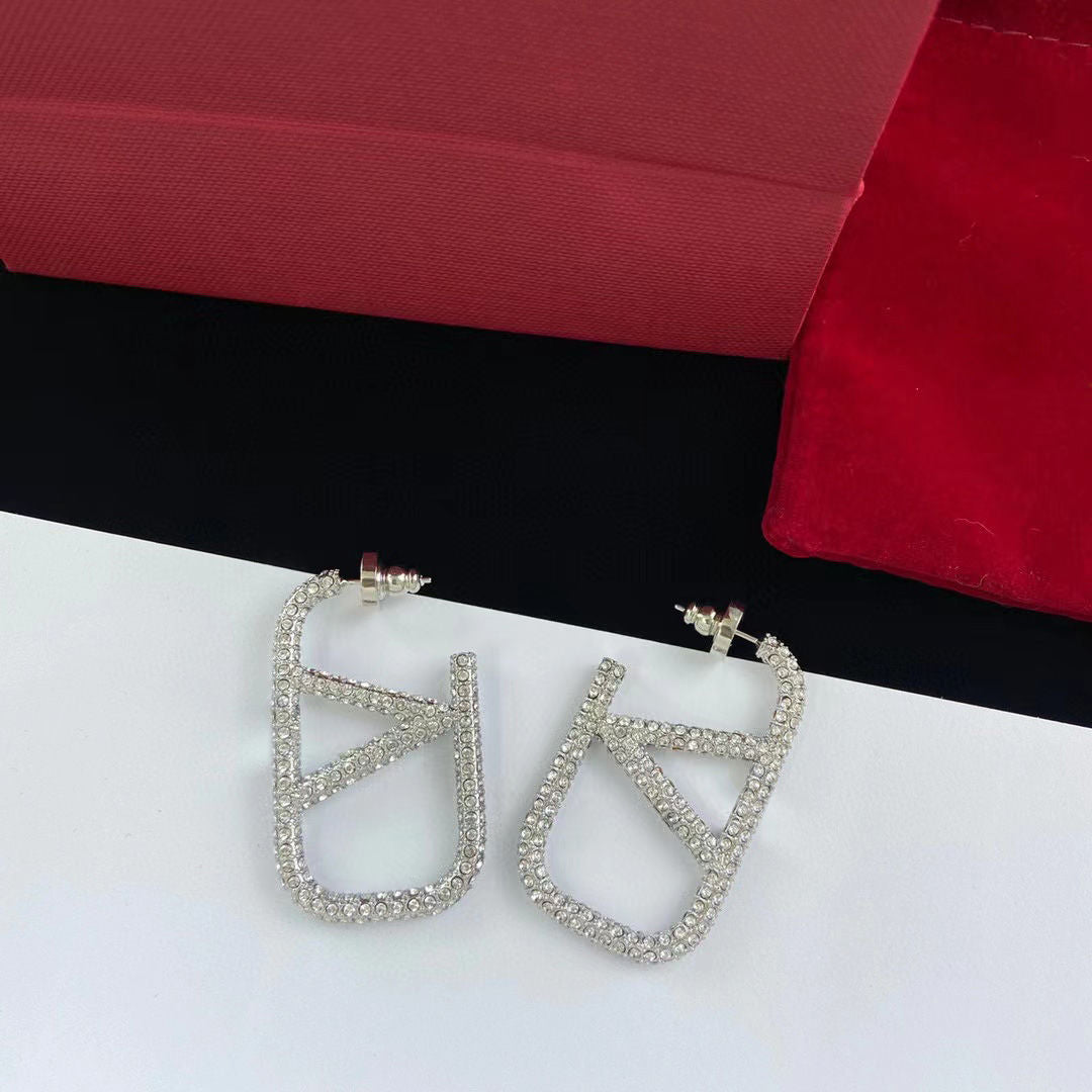Pendientes con logotipo de metal con diamantes completos