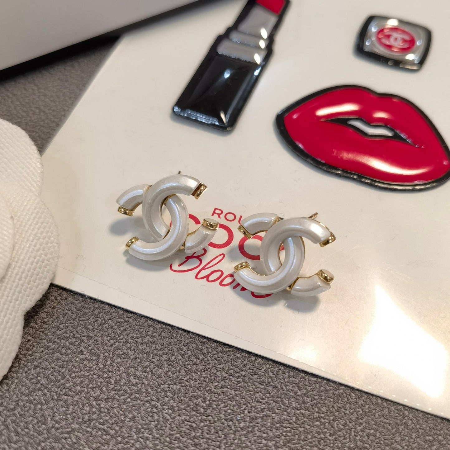 Boucles d'oreilles clous blanches Double C