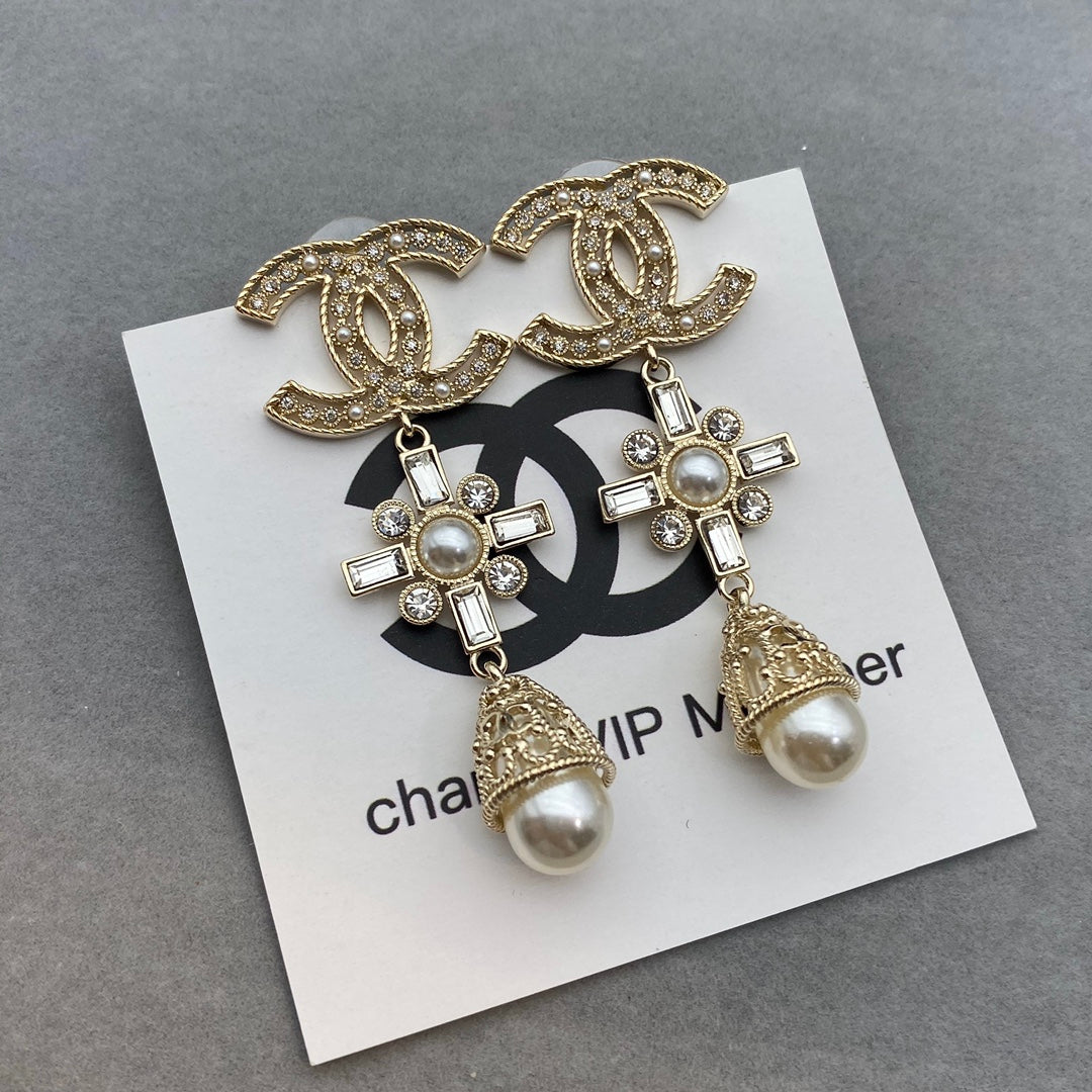 Pendientes de perlas con panel de flor de diamante