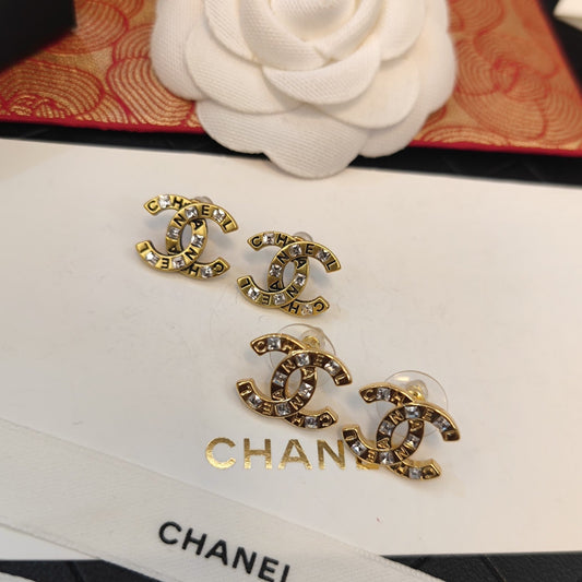 Pendientes de cristal con logotipo de letras vintage