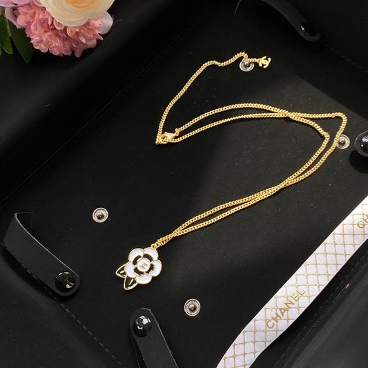 Collar con colgante de camelia