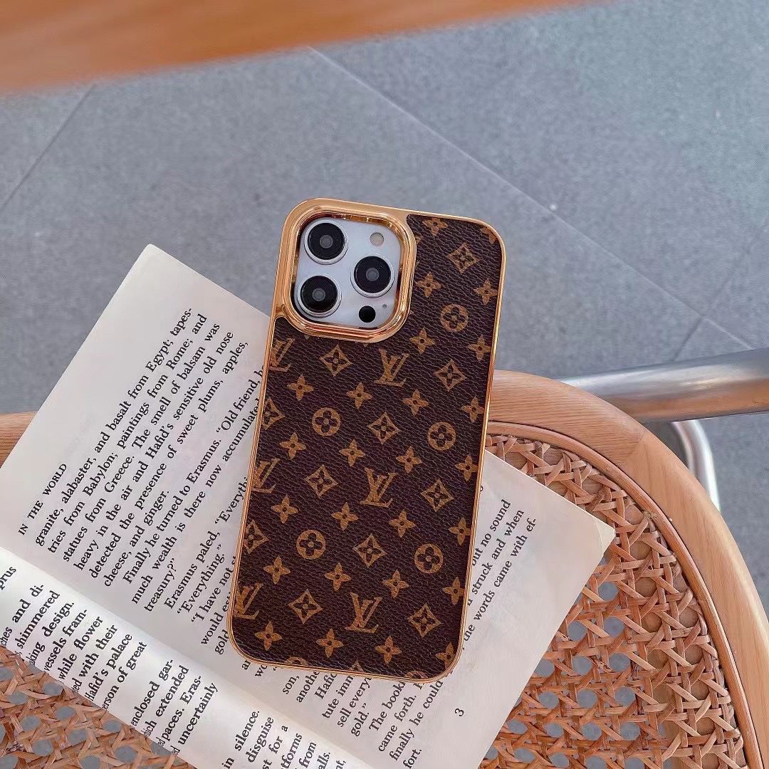 Funda de cuero con monograma y marco metálico