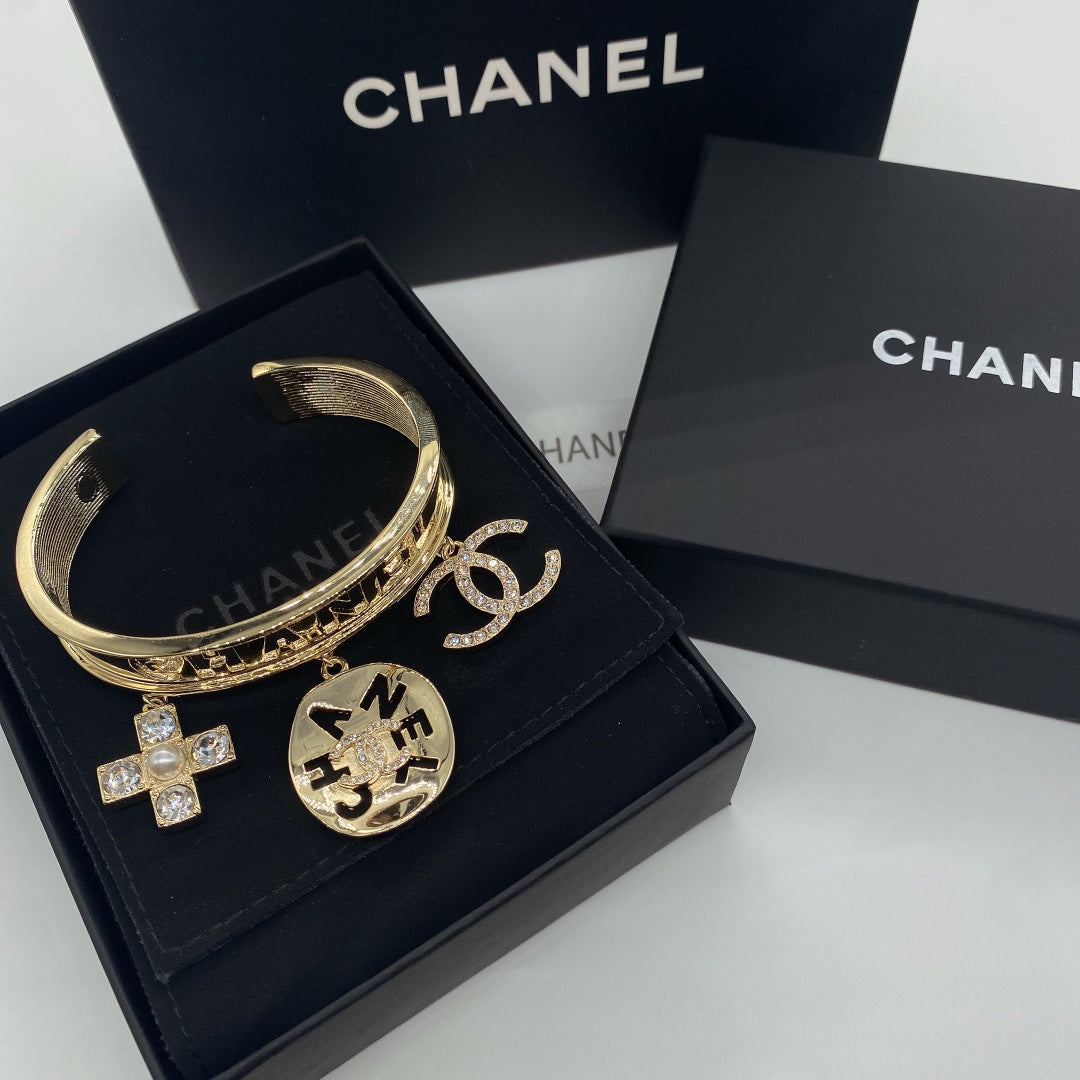 Bracelet ouvert avec pendant