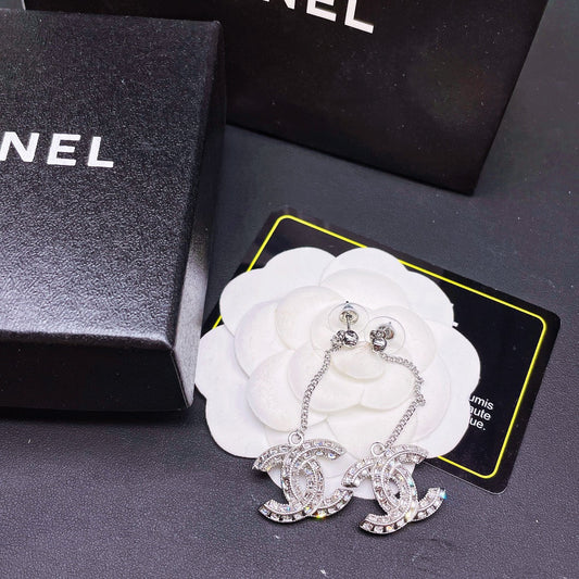 Aretes de cadena con logo brillante