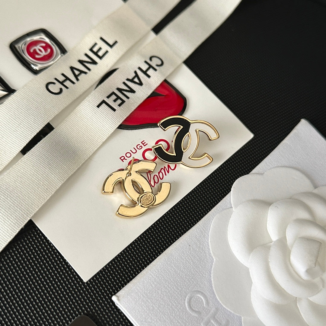 Boucles d'oreilles clous logo panneau de couleur