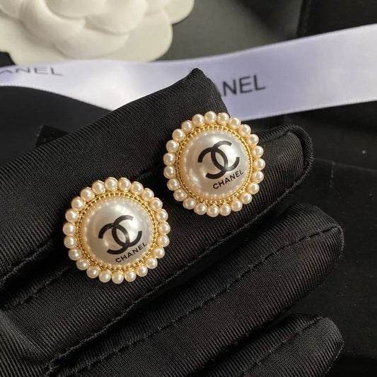 Boucles d'oreilles clous rondes avec initiales en perles