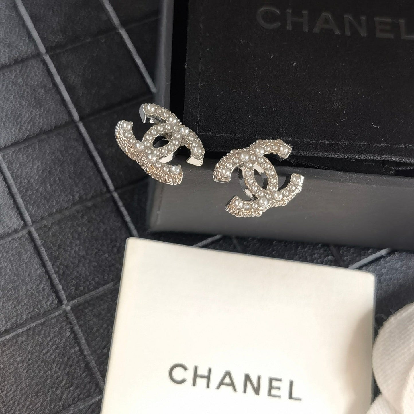 Pendientes clásicos y elegantes con pedrería