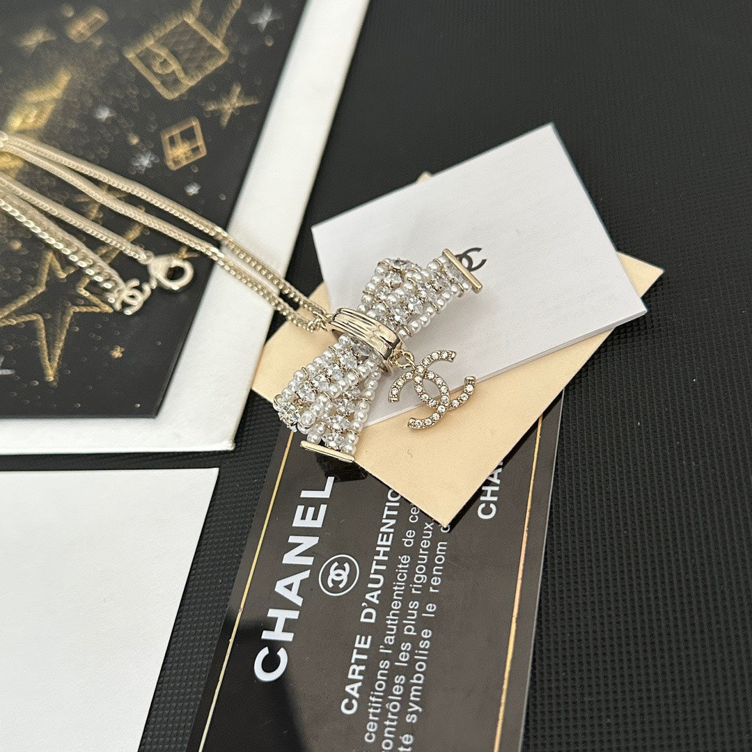 Collar con colgante de lazo de diamantes