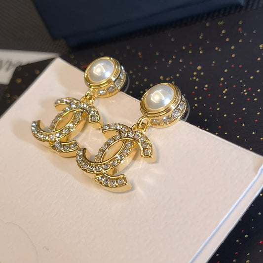 Boucles d'oreilles classiques en perles et diamants scintillants