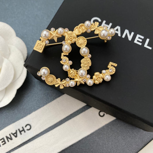Broche classique en or avec perle et diamant