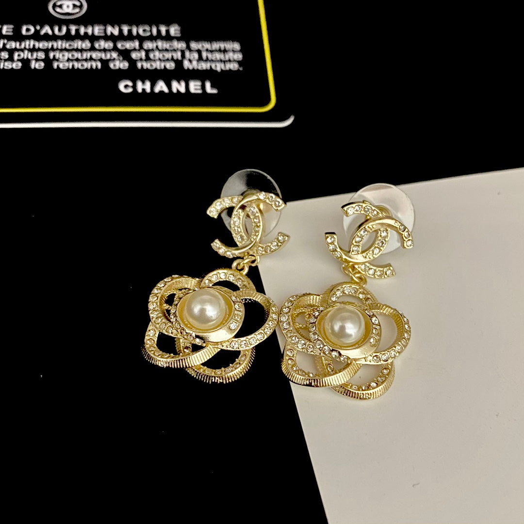 Pendientes de flor de perlas y diamantes