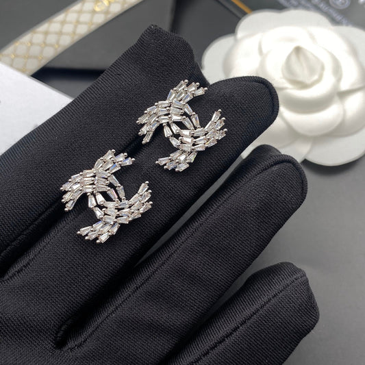 Pendientes de cristal y diamantes brillantes