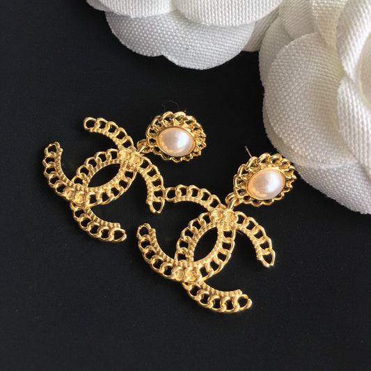 Boucles d'oreilles pendantes élégantes dorées avec perles