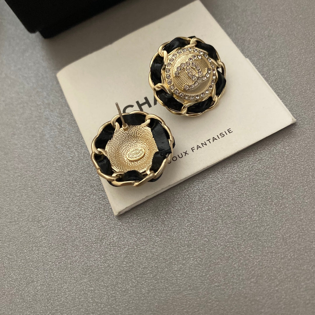 Pendientes de cuero negro y dorado