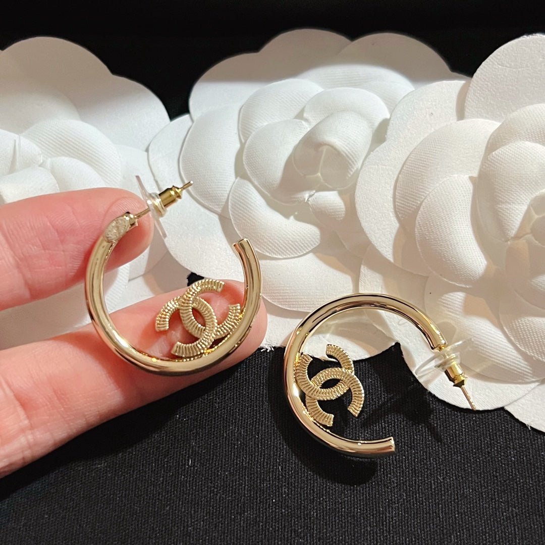 Boucles d'oreilles lettre demi-cercle