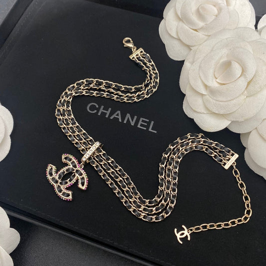 Collar de cuero con colgante de letras de 3 capas prémium