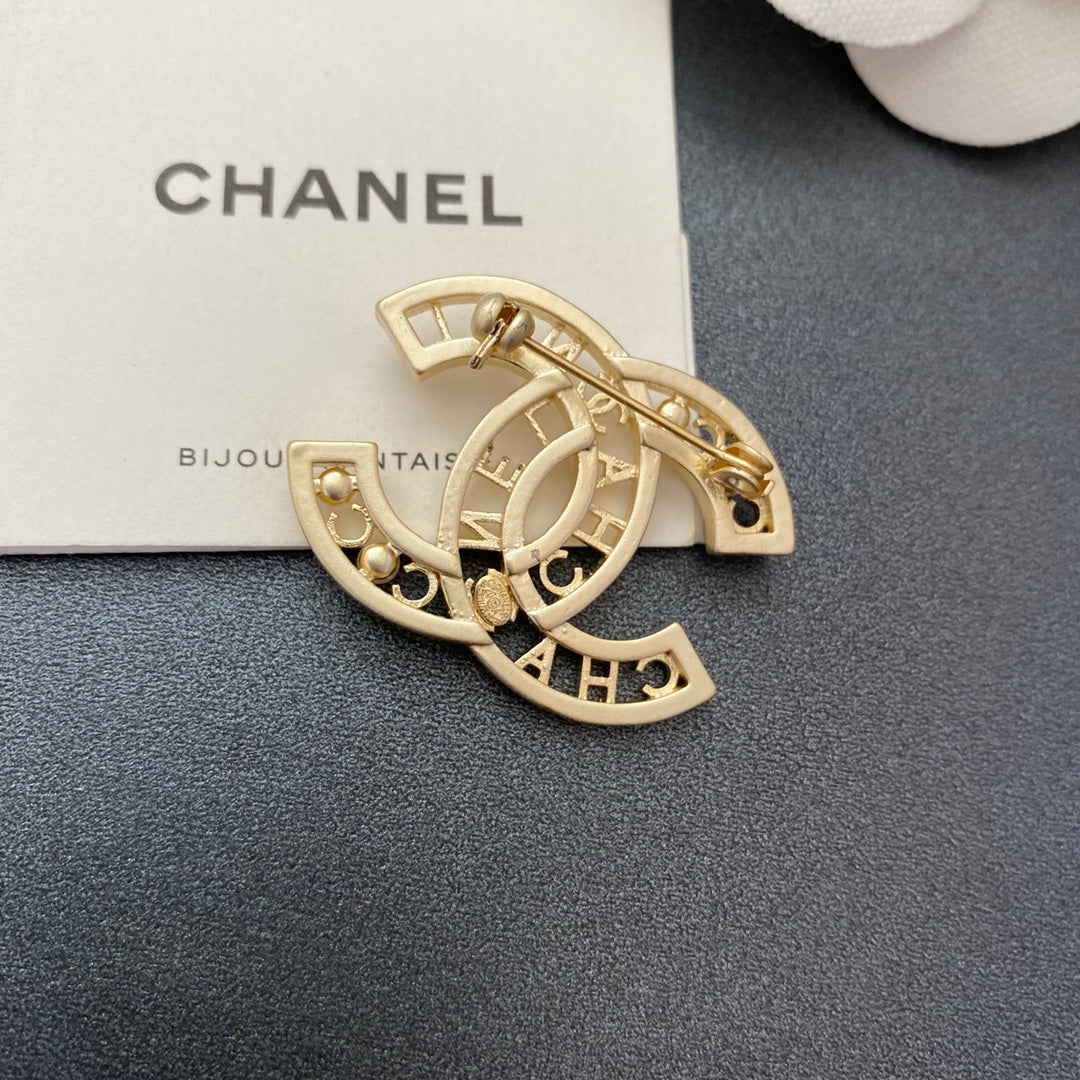 Elegante Broche de Perlas y Diamantes Brillantes