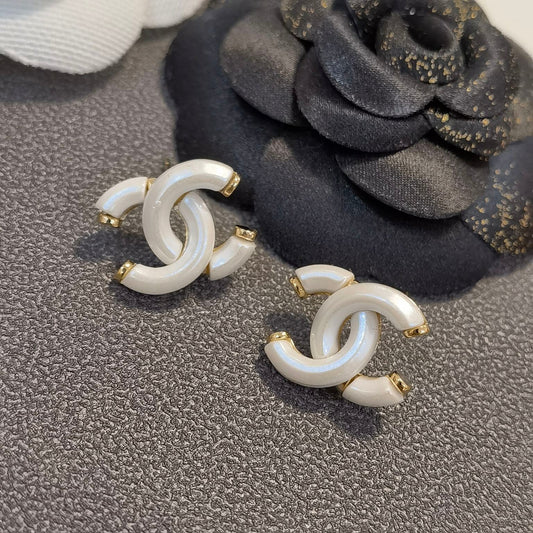 Boucles d'oreilles clous blanches Double C