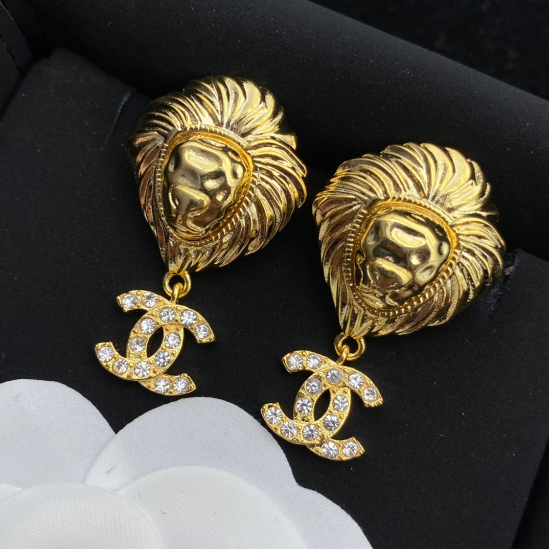 Pendientes colgantes de diamantes con cabeza de león