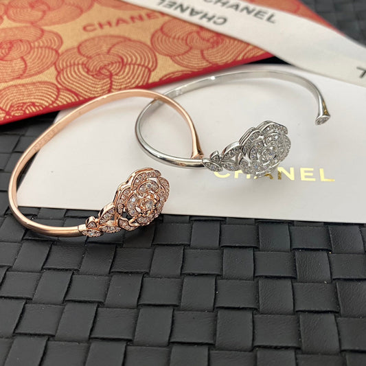 Brazalete Camelia con Diamantes