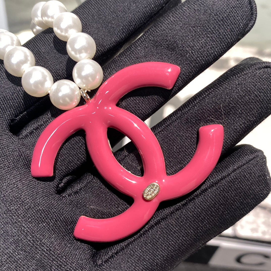 Collar de perlas con logo de diamante rosa