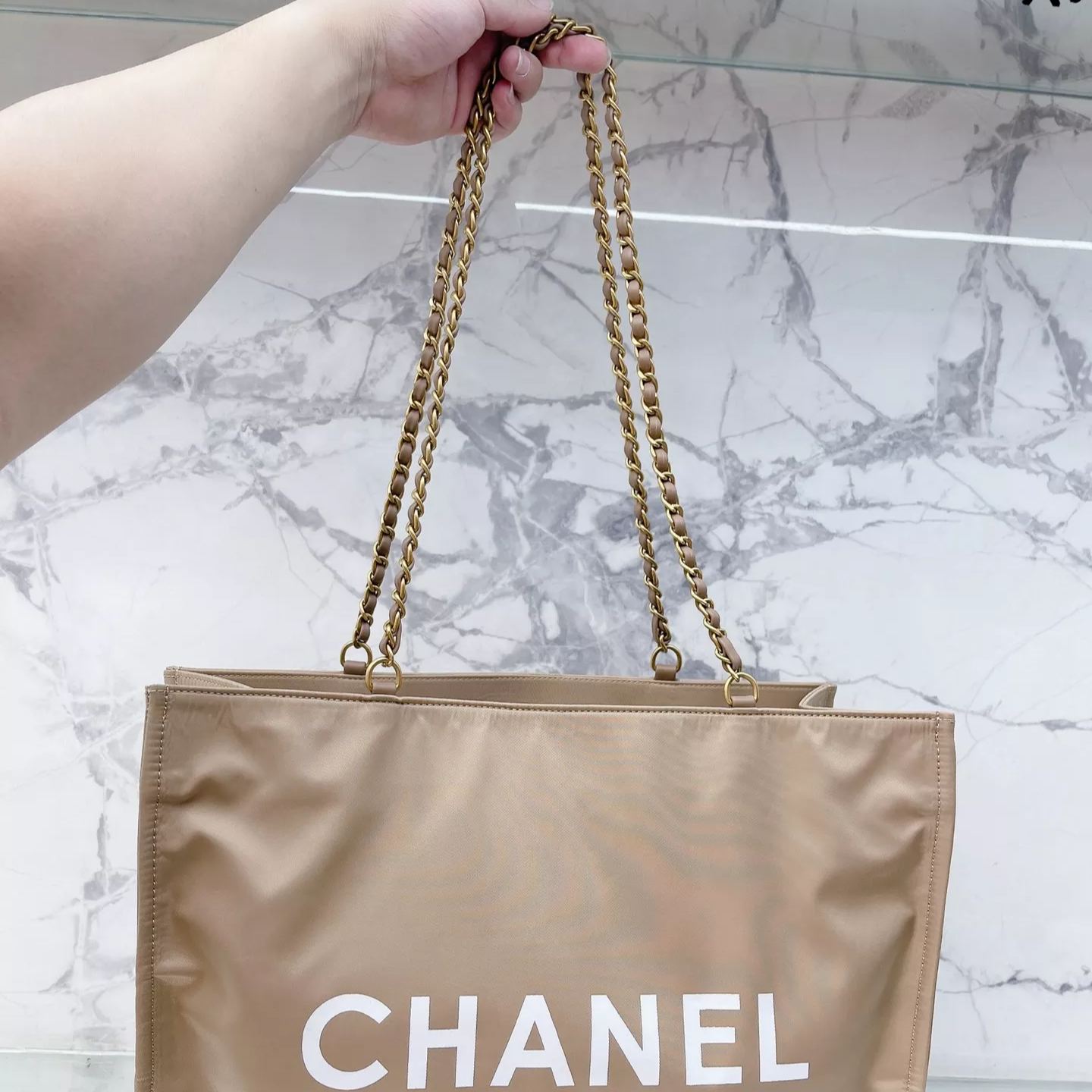Bolso Tote Grande con Cadena al Hombro