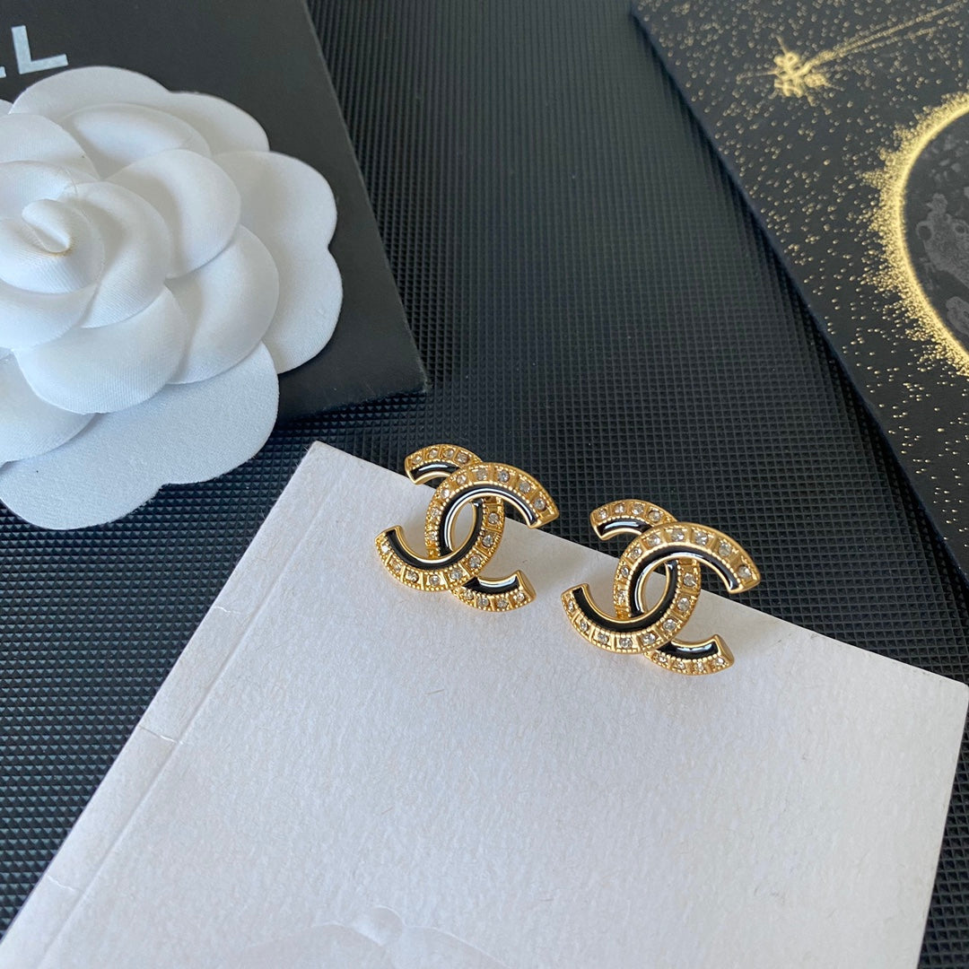 Puces d'oreilles simples avec initiale en diamant