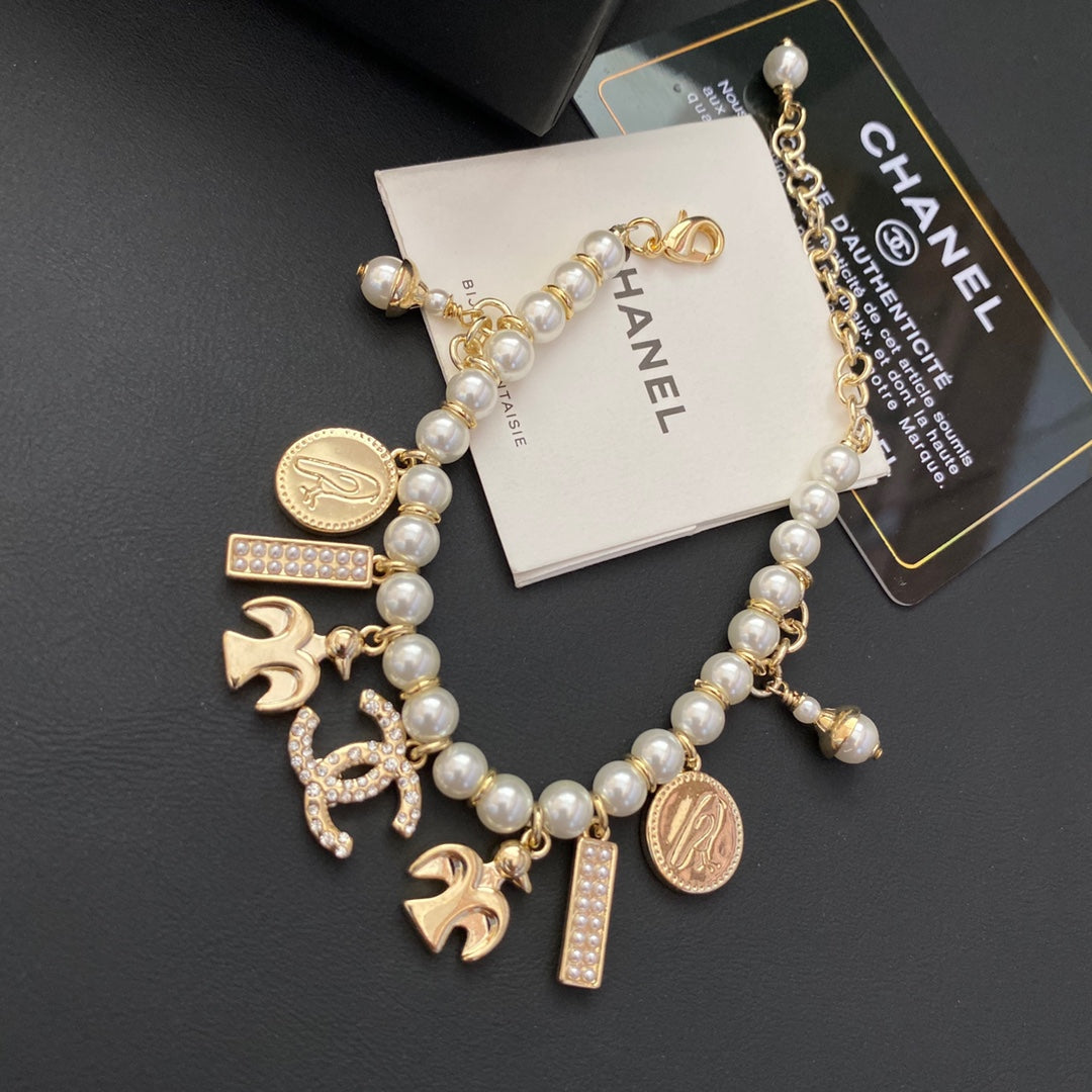 Pulsera de Perlas de Múltiples Dijes de Alta Gama