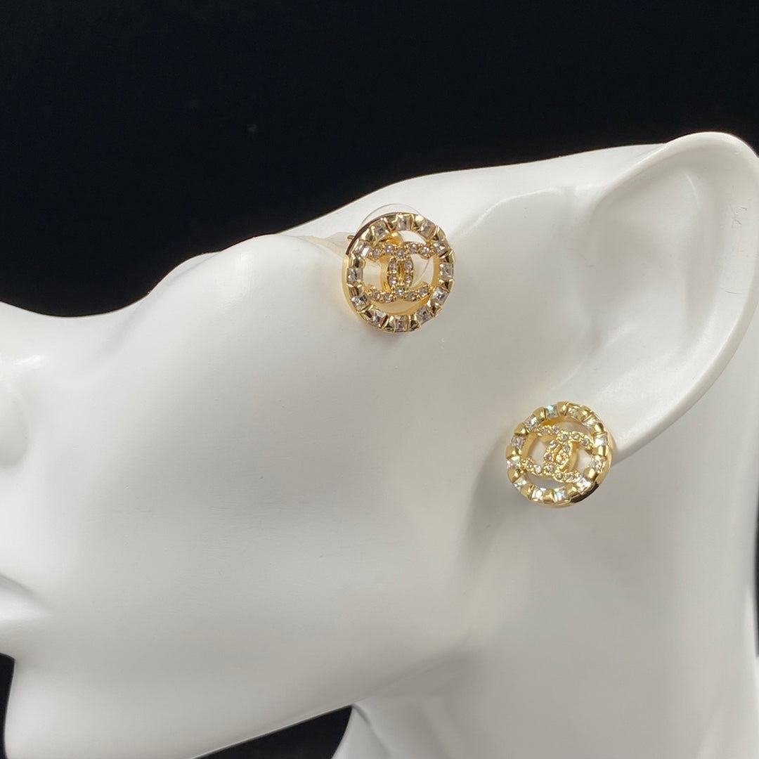 Boucles d'oreilles clous alphabet en zircon scintillant