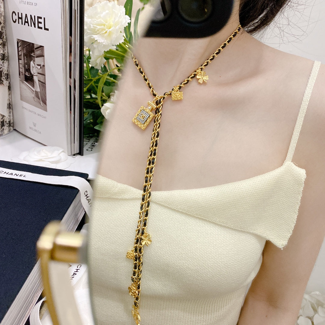Long collier flacon de parfum