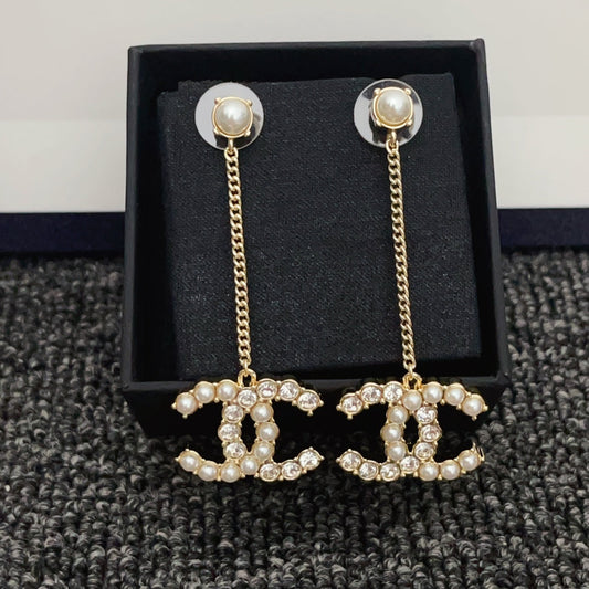 Boucles d'oreilles pendantes diamants et perles