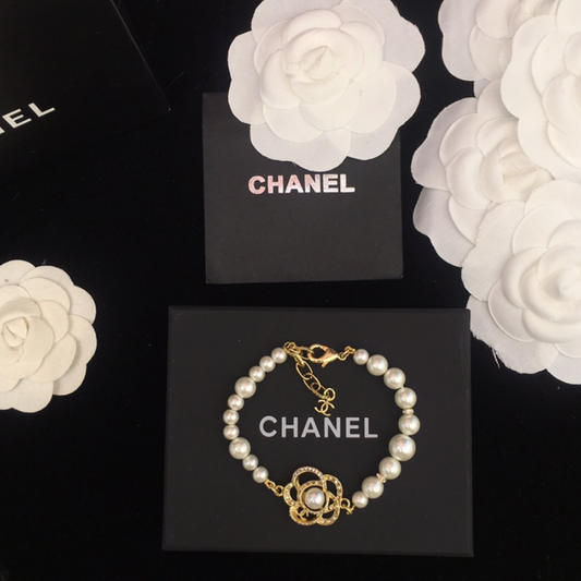 Pulsera Ajustable de Perlas Camellia