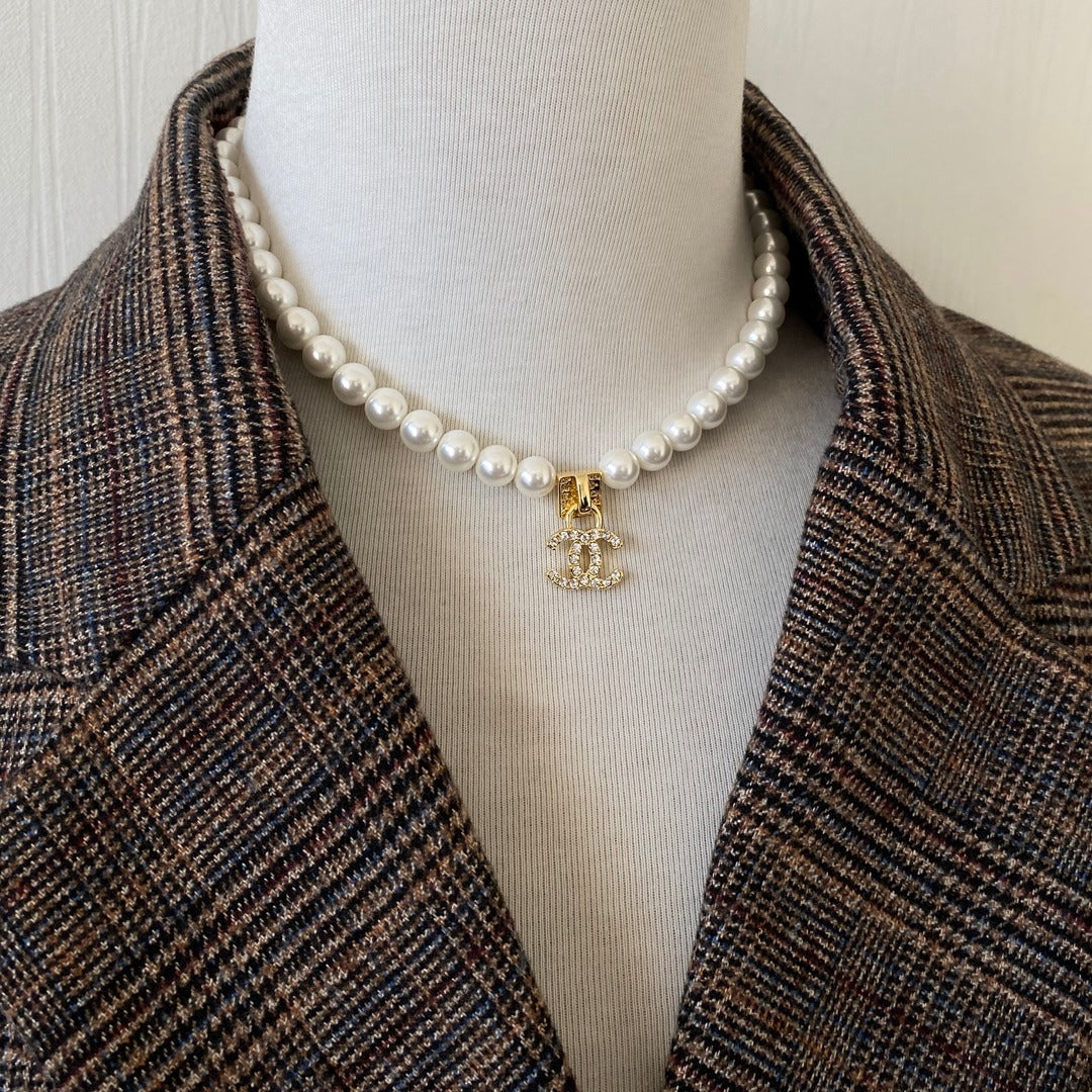 Collier ras du cou perlé Double C