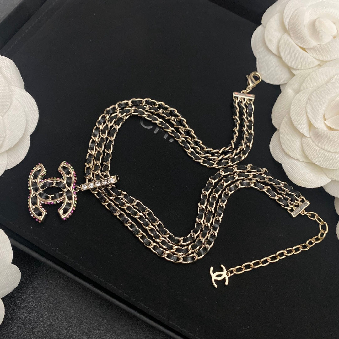 Collar de cuero con colgante de letras de 3 capas prémium