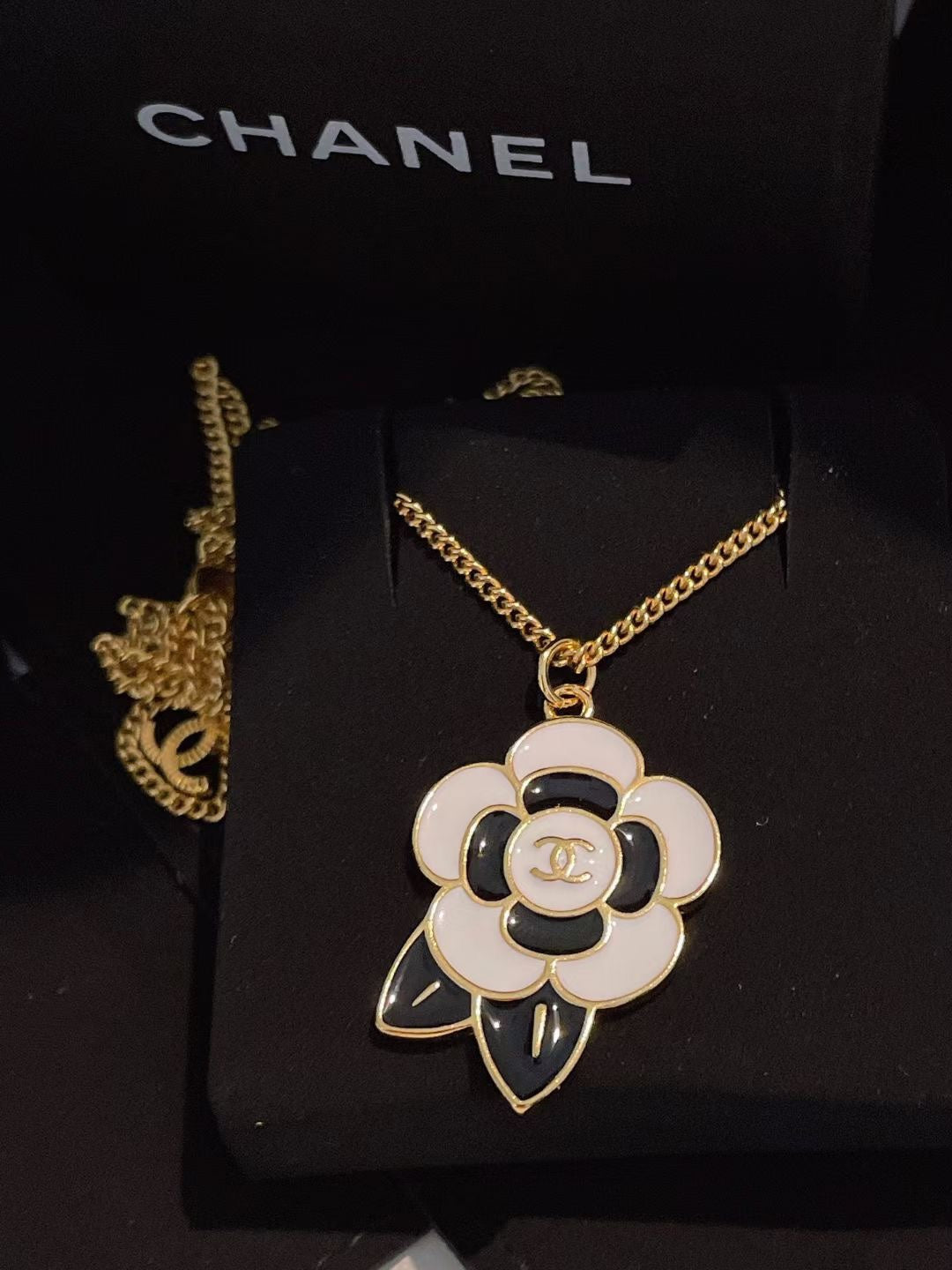 Collar con colgante de camelia